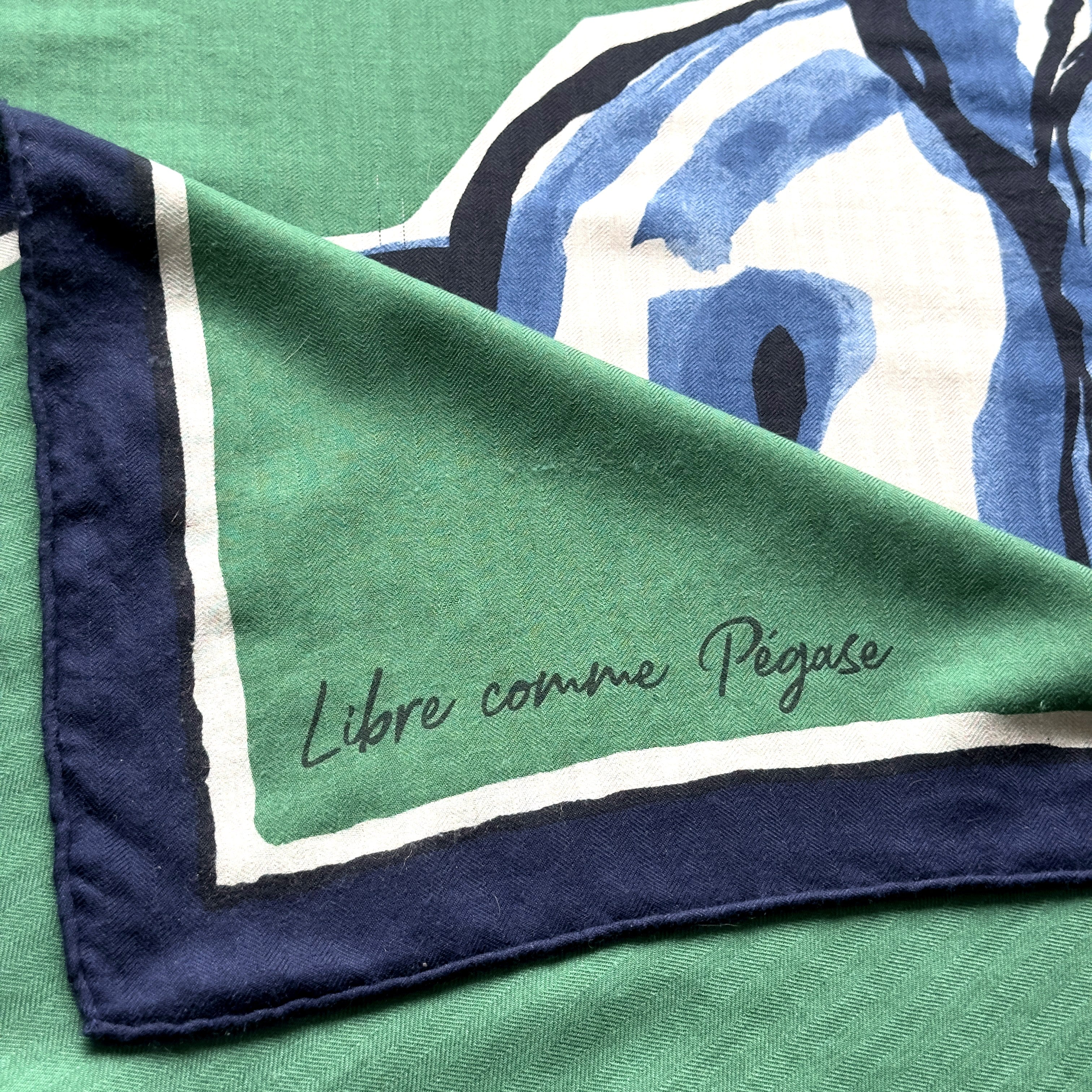 Carré Hermès Libre comme Pégase 140 cm cachemire soie, détail titre sur bordure bleu marine