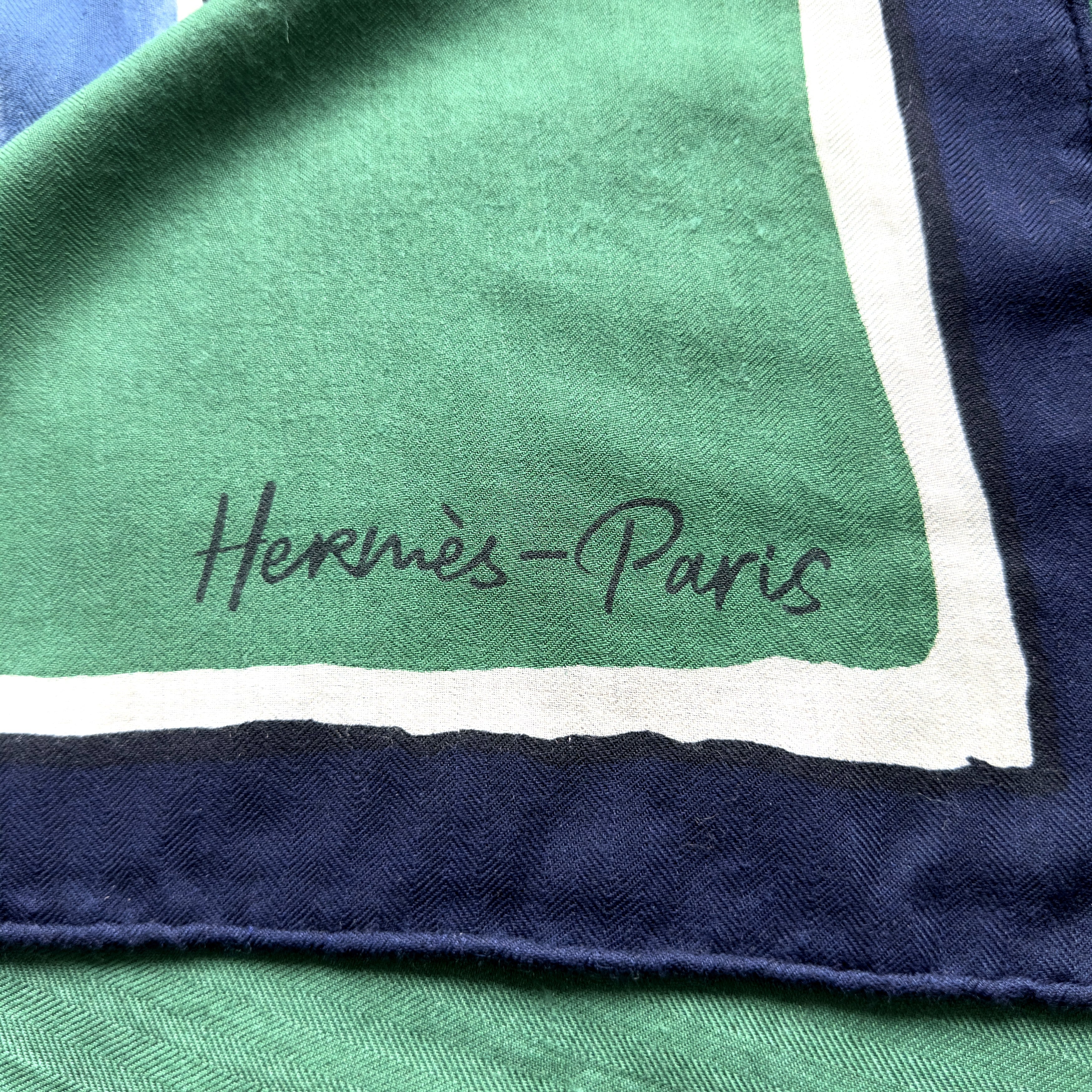 Carré Hermès Libre comme Pégase 140 cm cachemire soie, signature Hermès-Paris