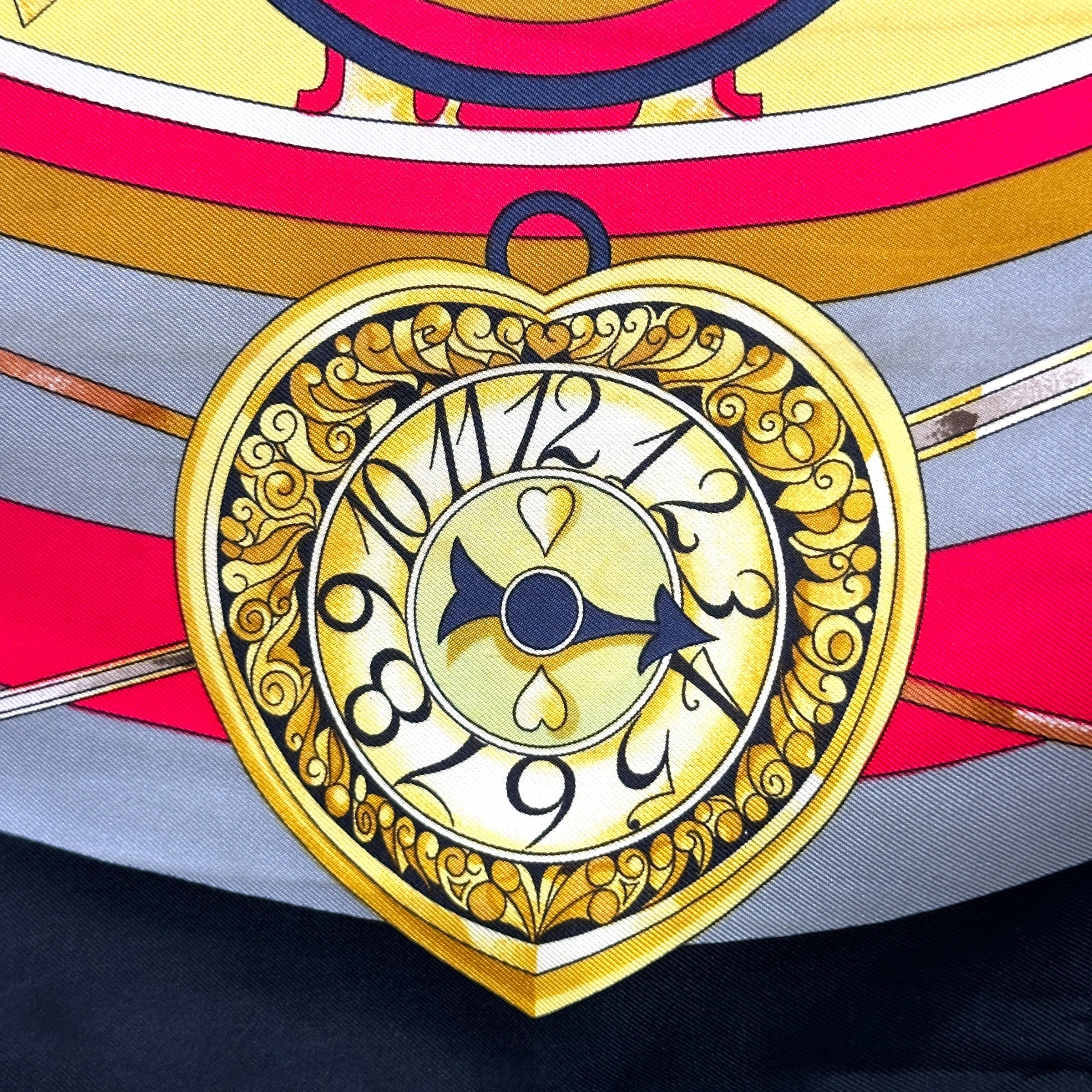 foulard-hermes-la-ronde-des-heures-montre-forme-coeur