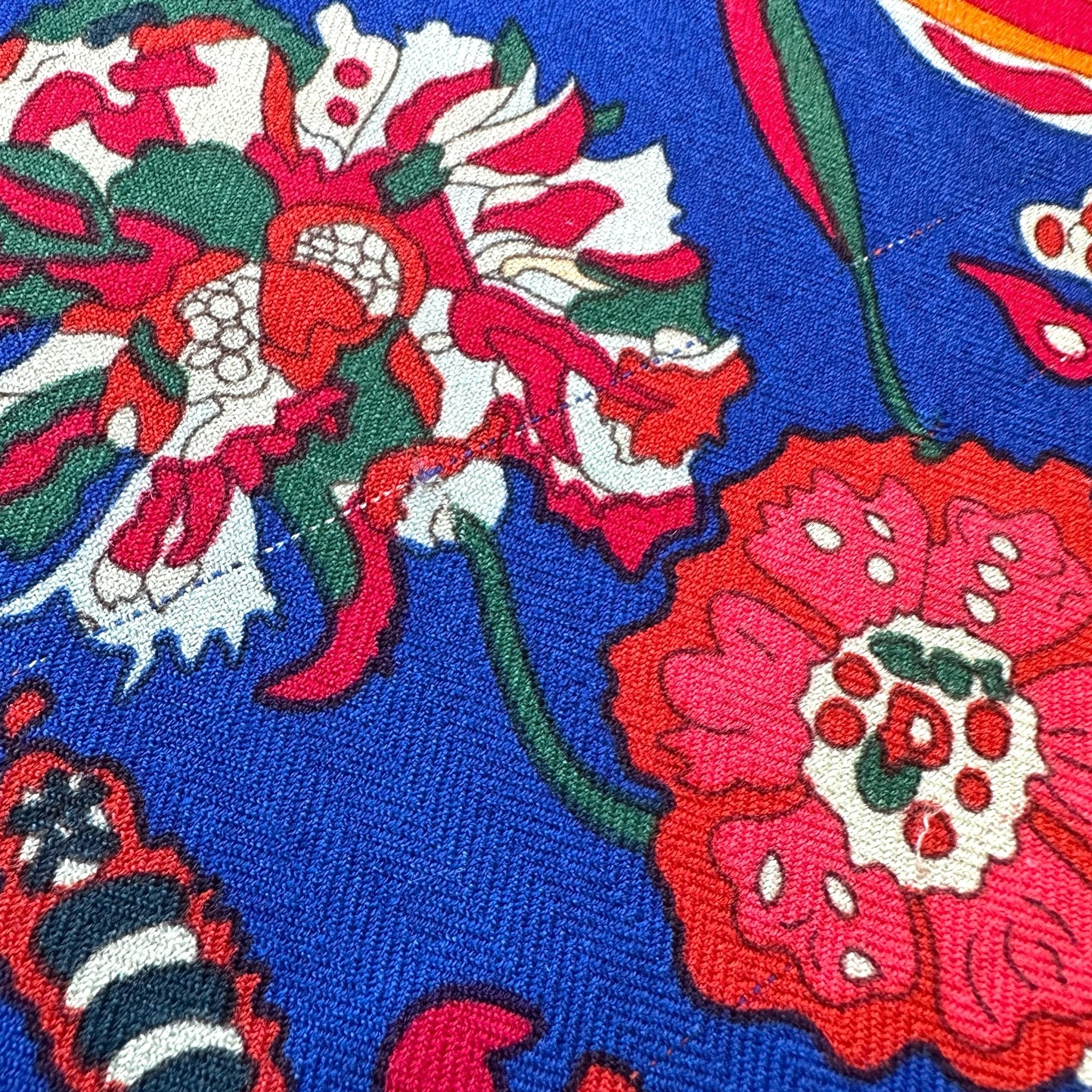 zoom sur un fil tiré sur le foulard de seconde main