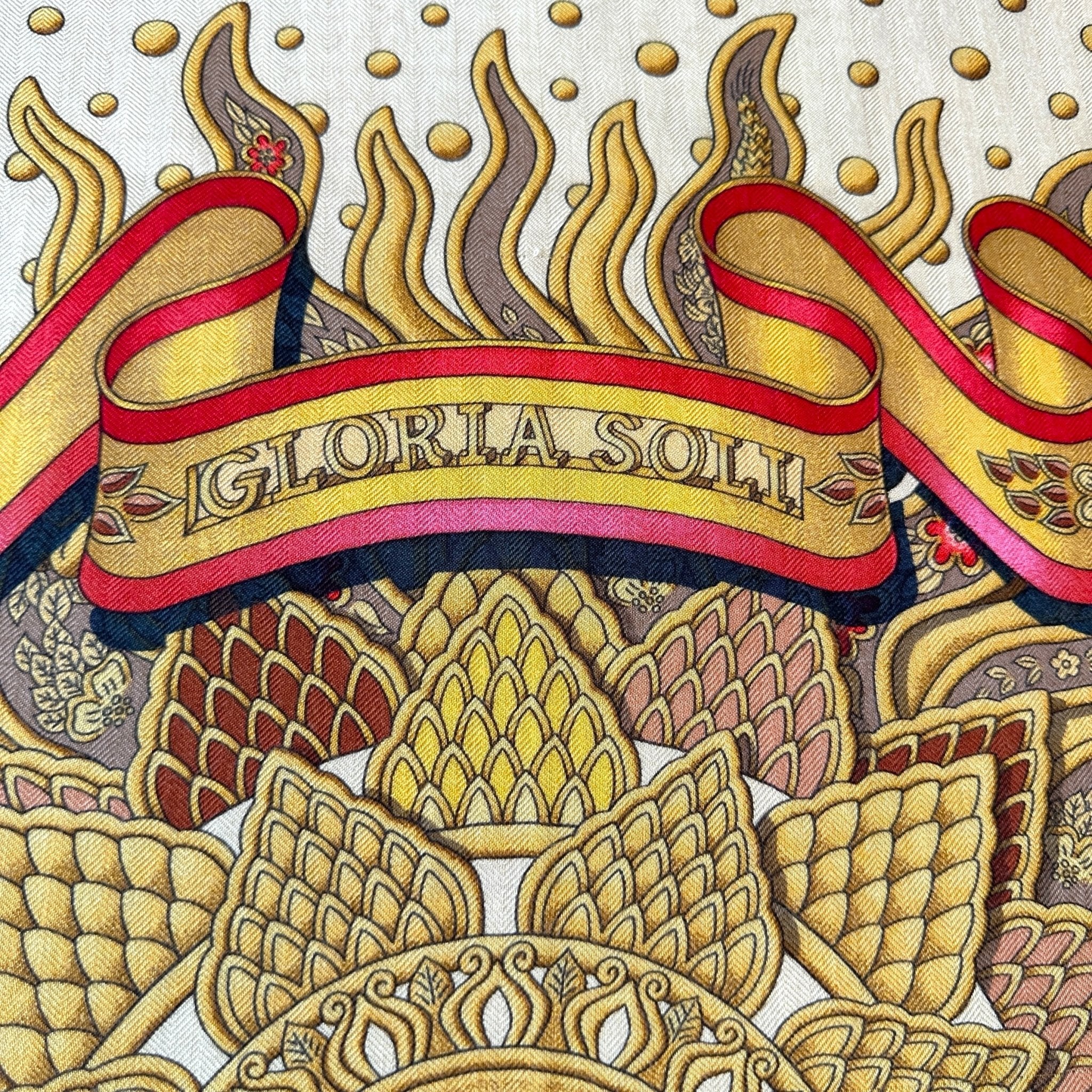 zoom sur le nom du foulard Hermès Gloria Soli