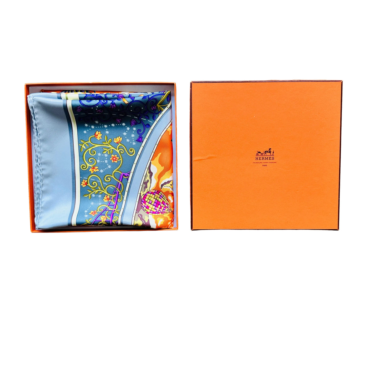 Carré Hermès www.hermes.com Christine Henry 90 cm soie, plié dans sa boîte Hermès orange