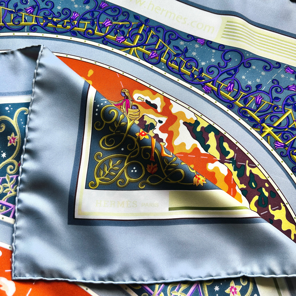 Carré Hermès www.hermes.com Christine Henry 90 cm soie, drapé avec signature Hermès Paris