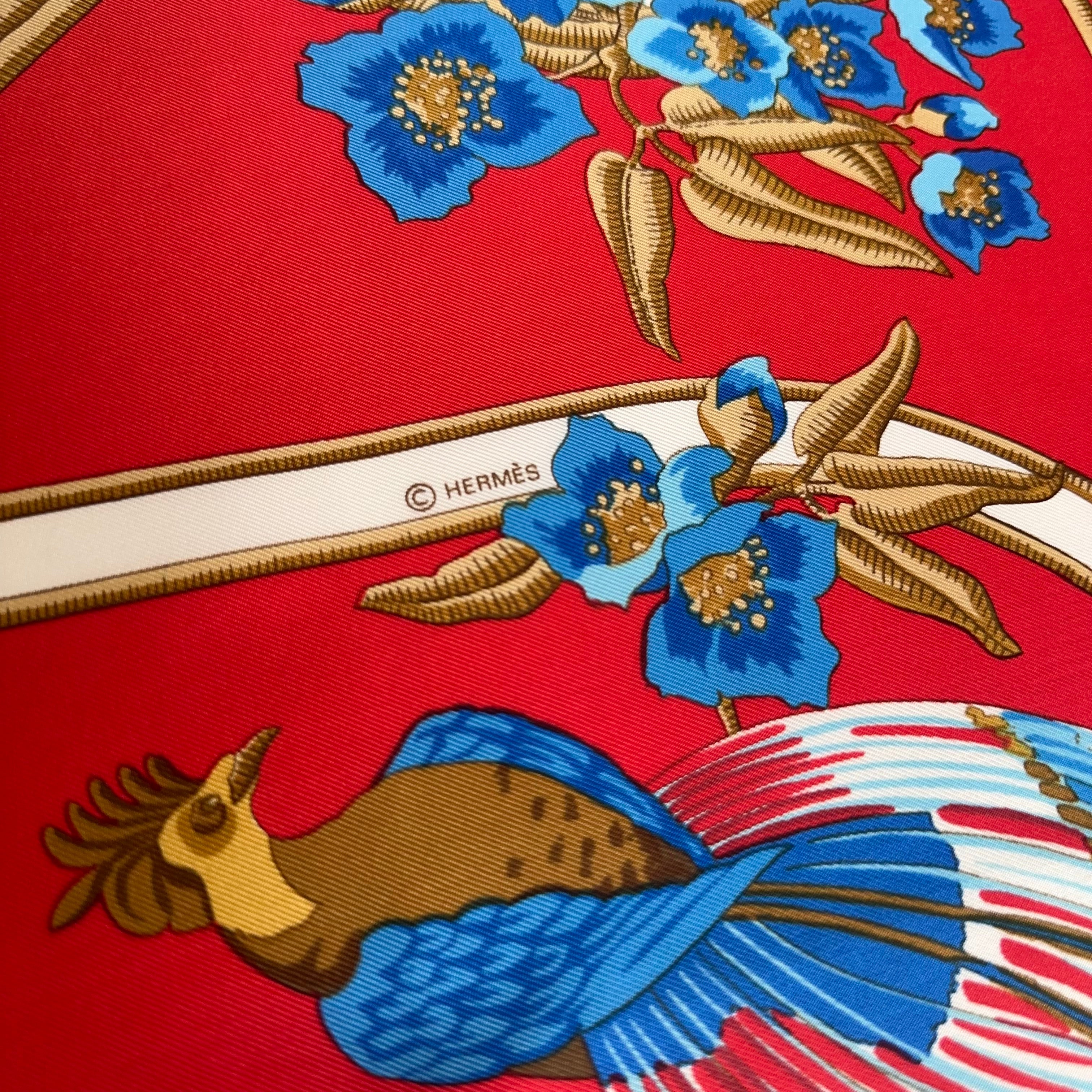 Détail de la soie montrant le copyright "© HERMÈS" et le plumage détaillé d'un faisan exotique bleu et rouge.