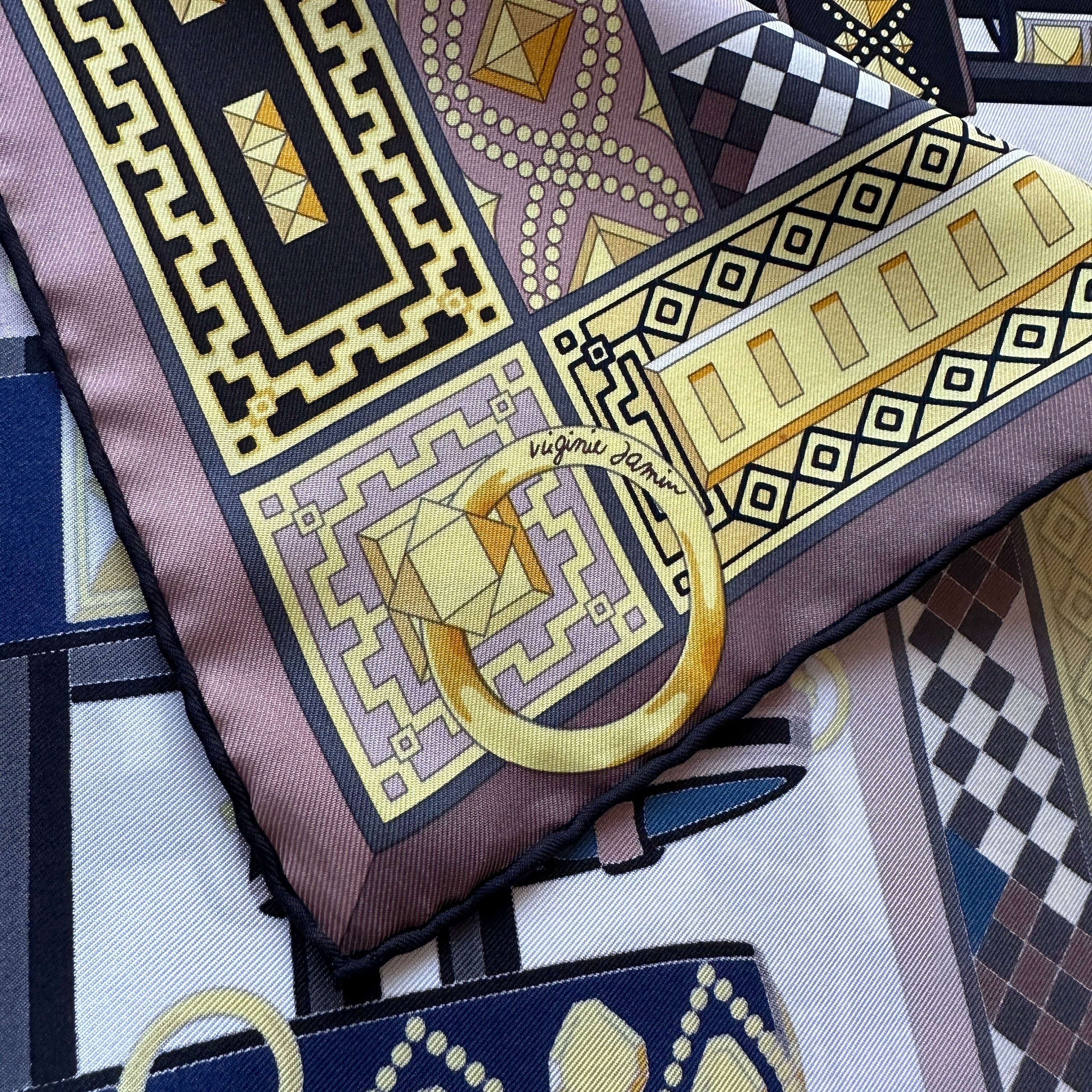 Signature "Virginie Jamin" en bas du foulard dans un coin