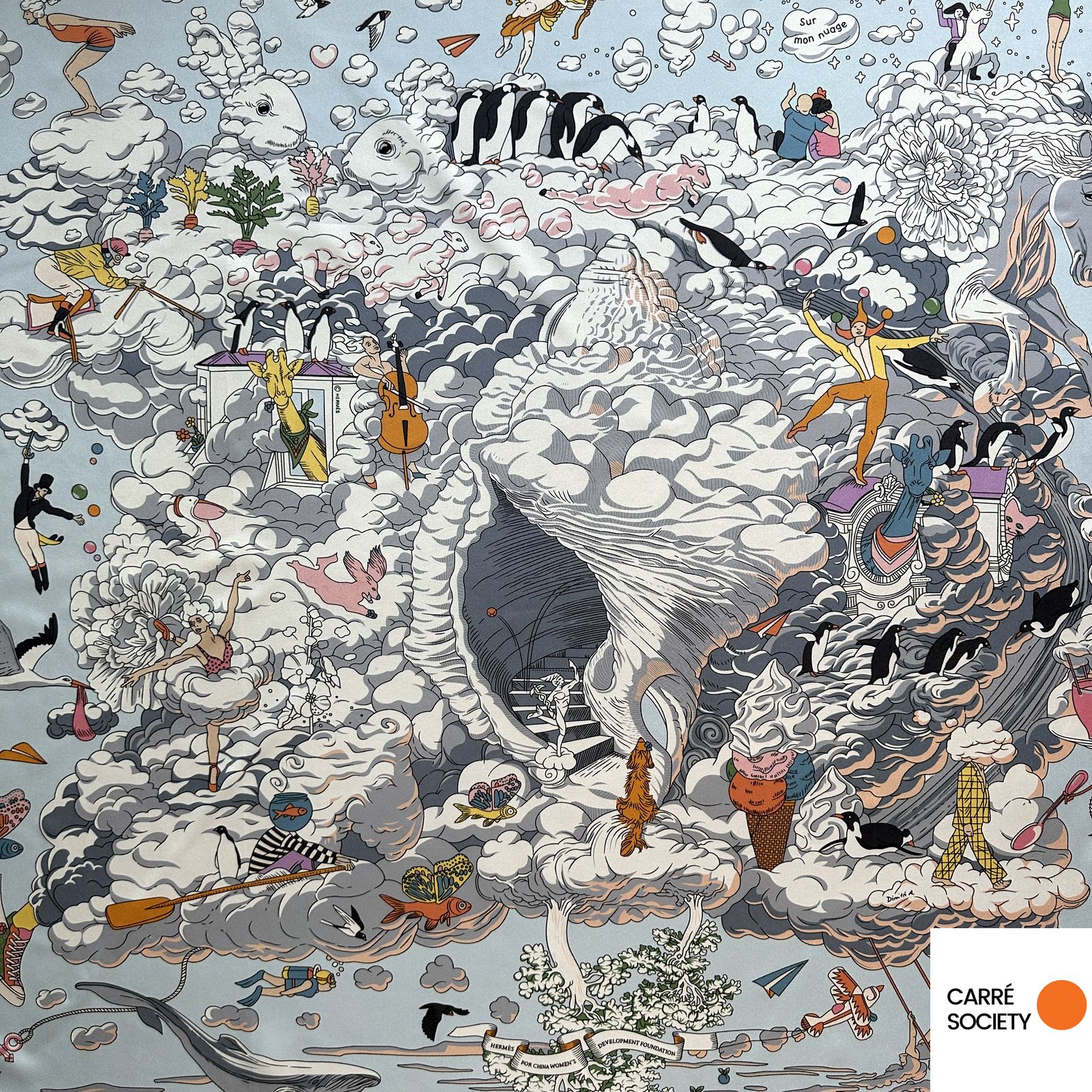 Vue d'ensemble du carré Hermès "Sur mon Nuage" – fond bleu clair