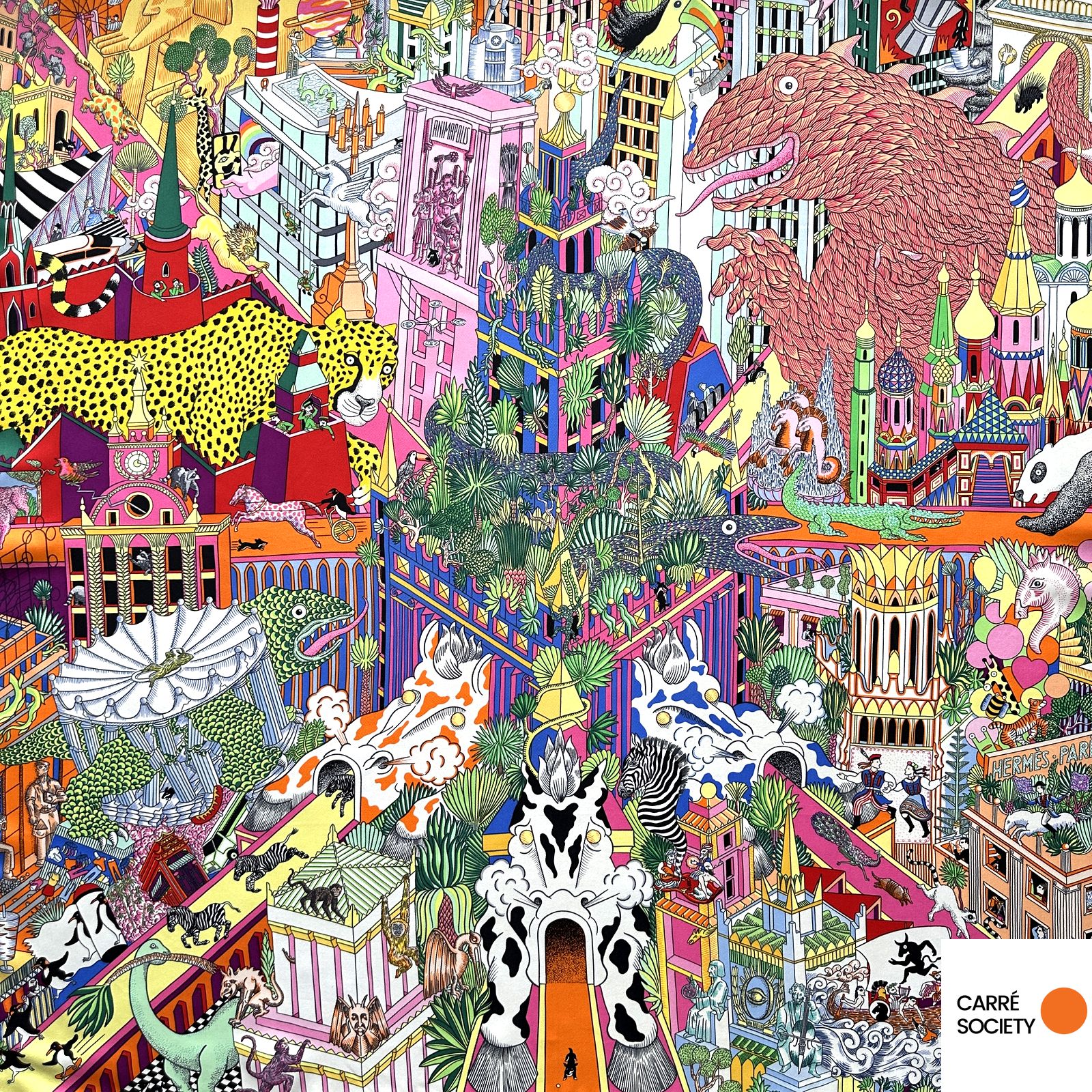 Carré Hermès Animapolis – Vue complète : foulard Hermès 90 cm en soie, composition multicolore foisonnante signée Jan Bajtlik, représentant une cité imaginaire peuplée d’animaux fantastiques.