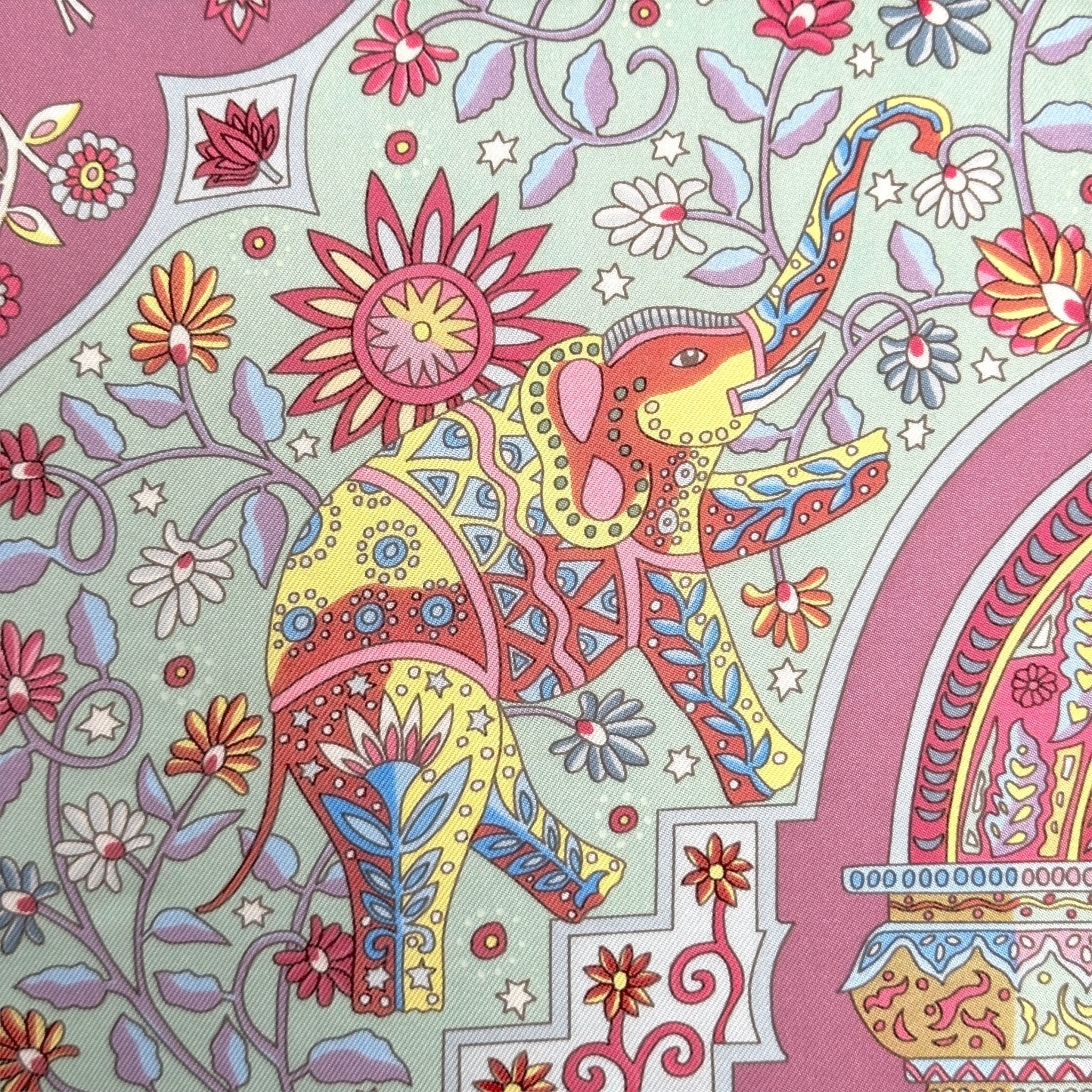 dessin elephant sur le foulard carre hermes aux portes du palais rose