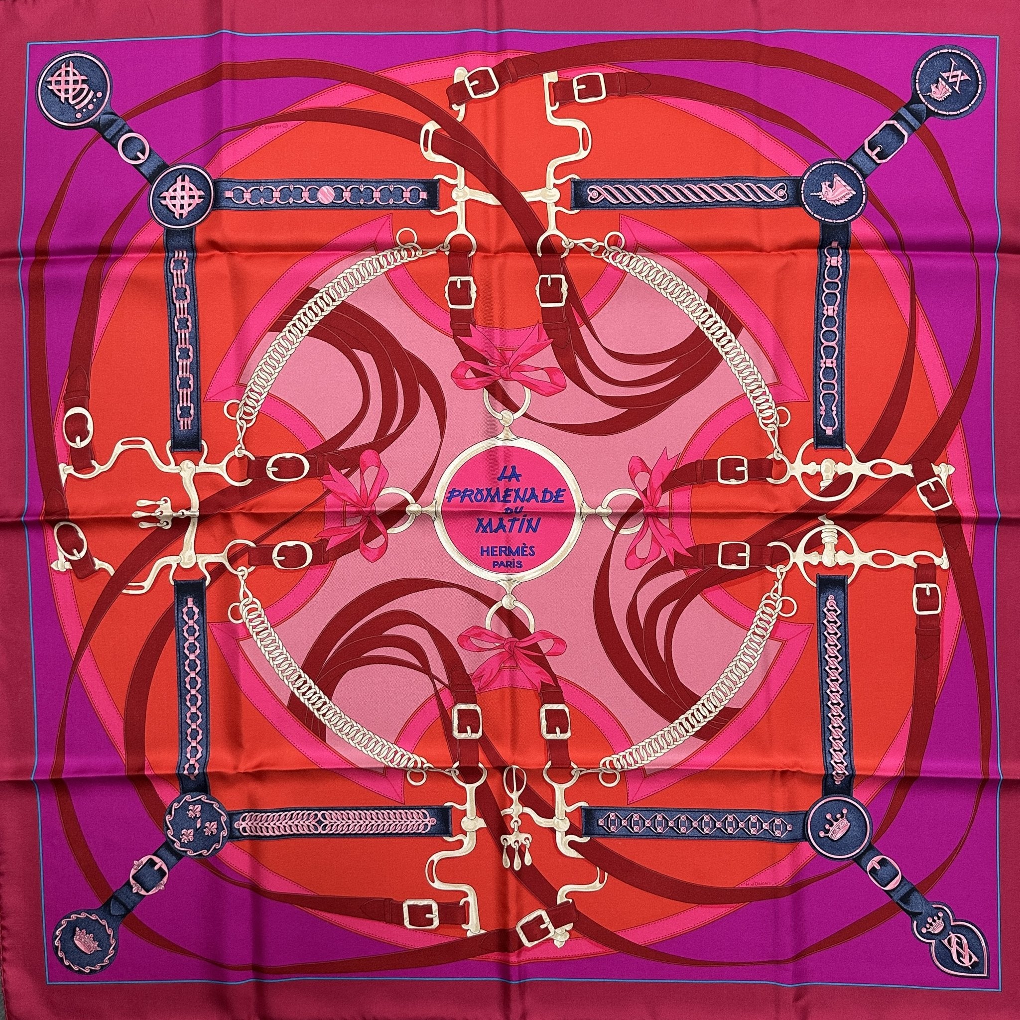 foulard hermes carre la promenade du matin entrelacs de brides et de mors de cheval sur fond ose entourage vilet et grenat