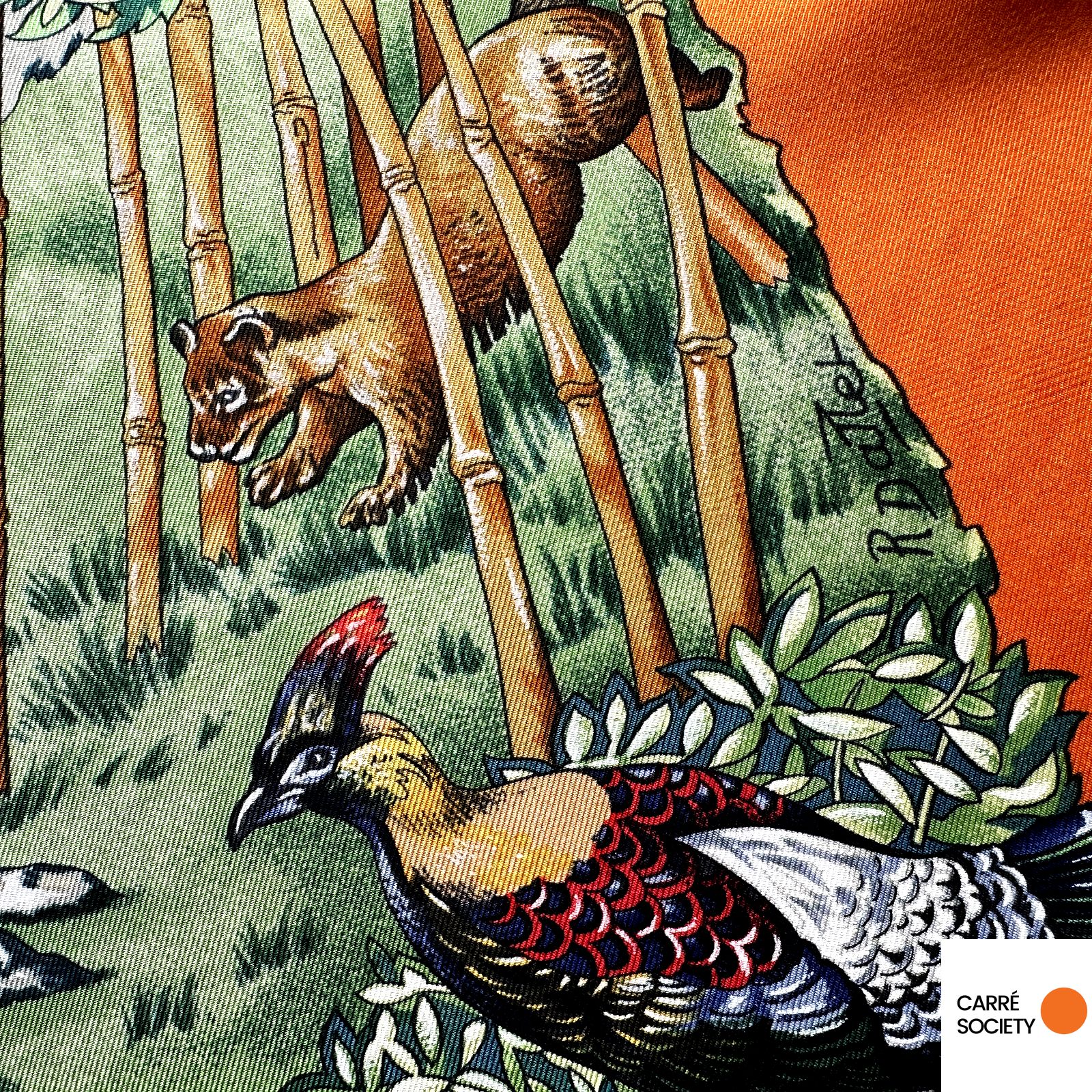 Détail du faisan et des bambous : oiseau coloré au premier plan sur fond de végétation dense.