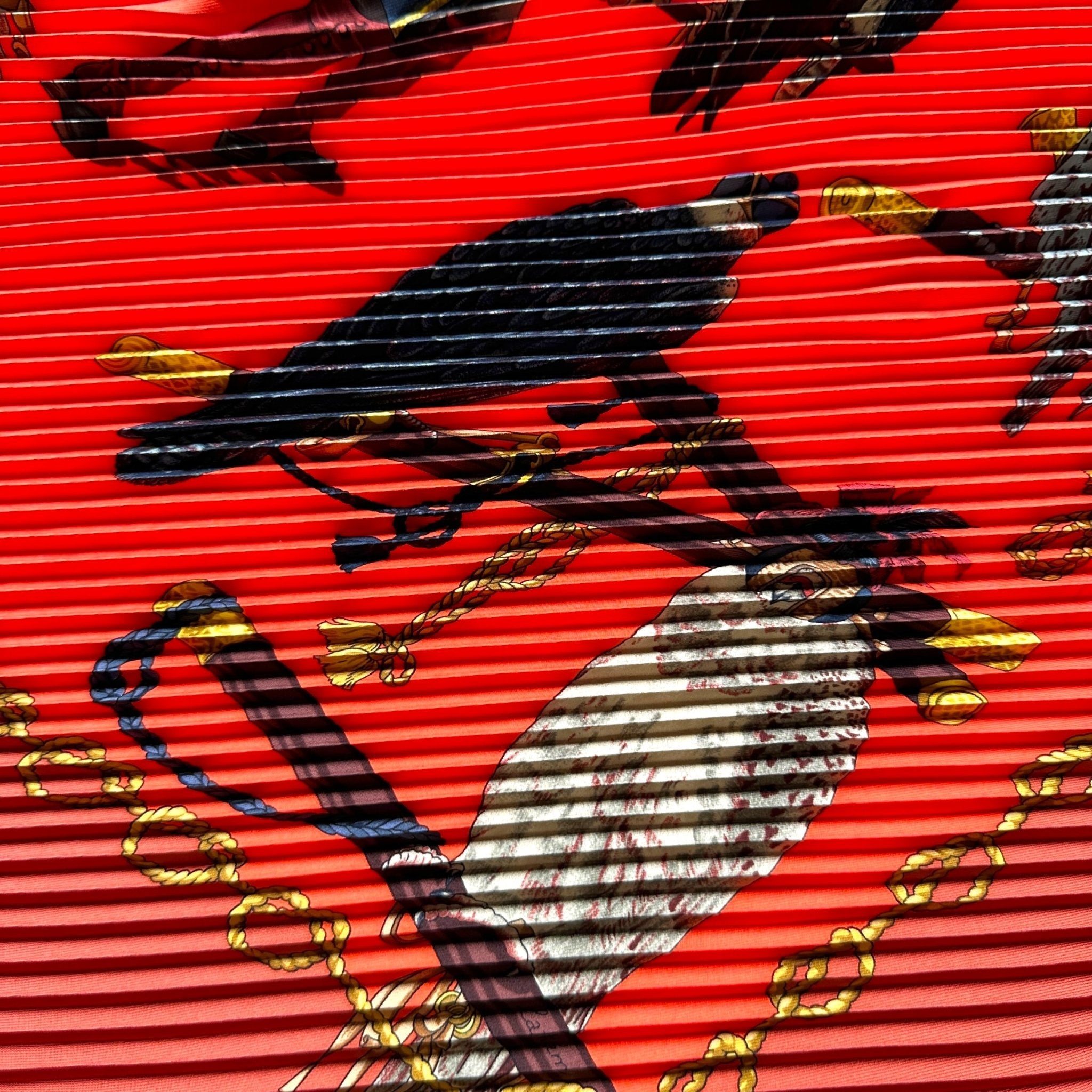 Zoom sur la texture plissée et la fluidité de la soie en mouvement