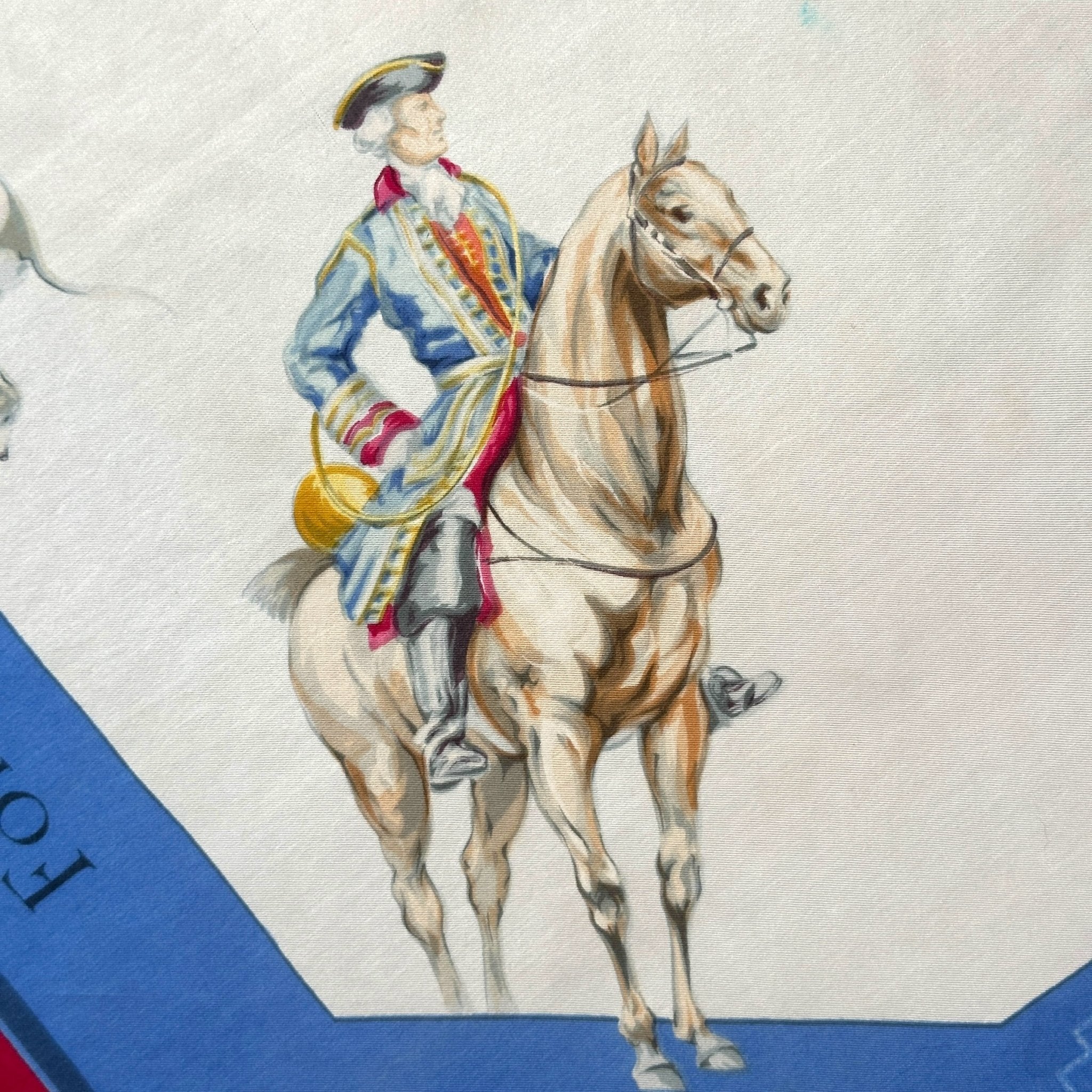 Zoom sur veneur royal à cheval en grande tenue