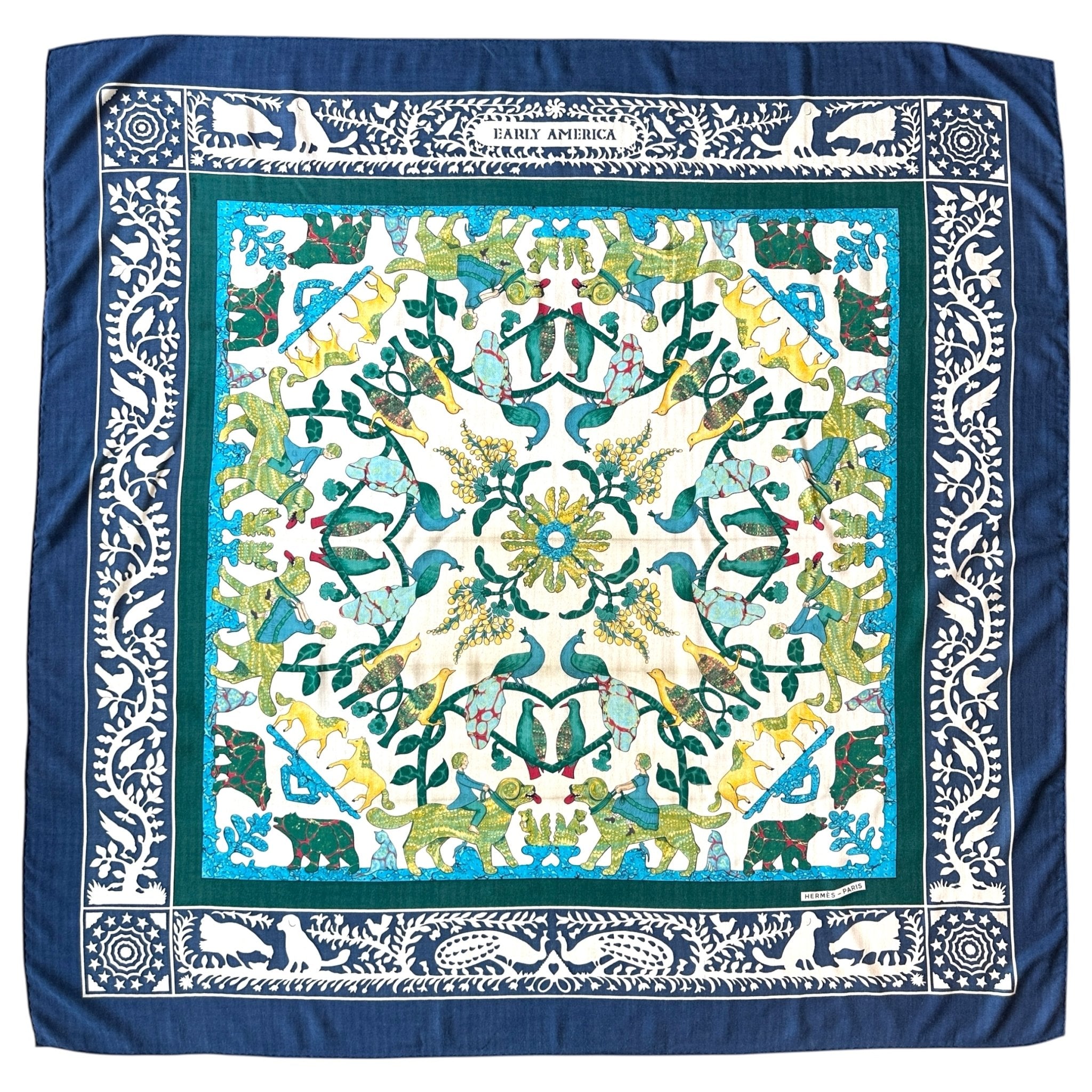 vue d'ensemble foulard Hermès en cachemire fond blanc cassé et bleu