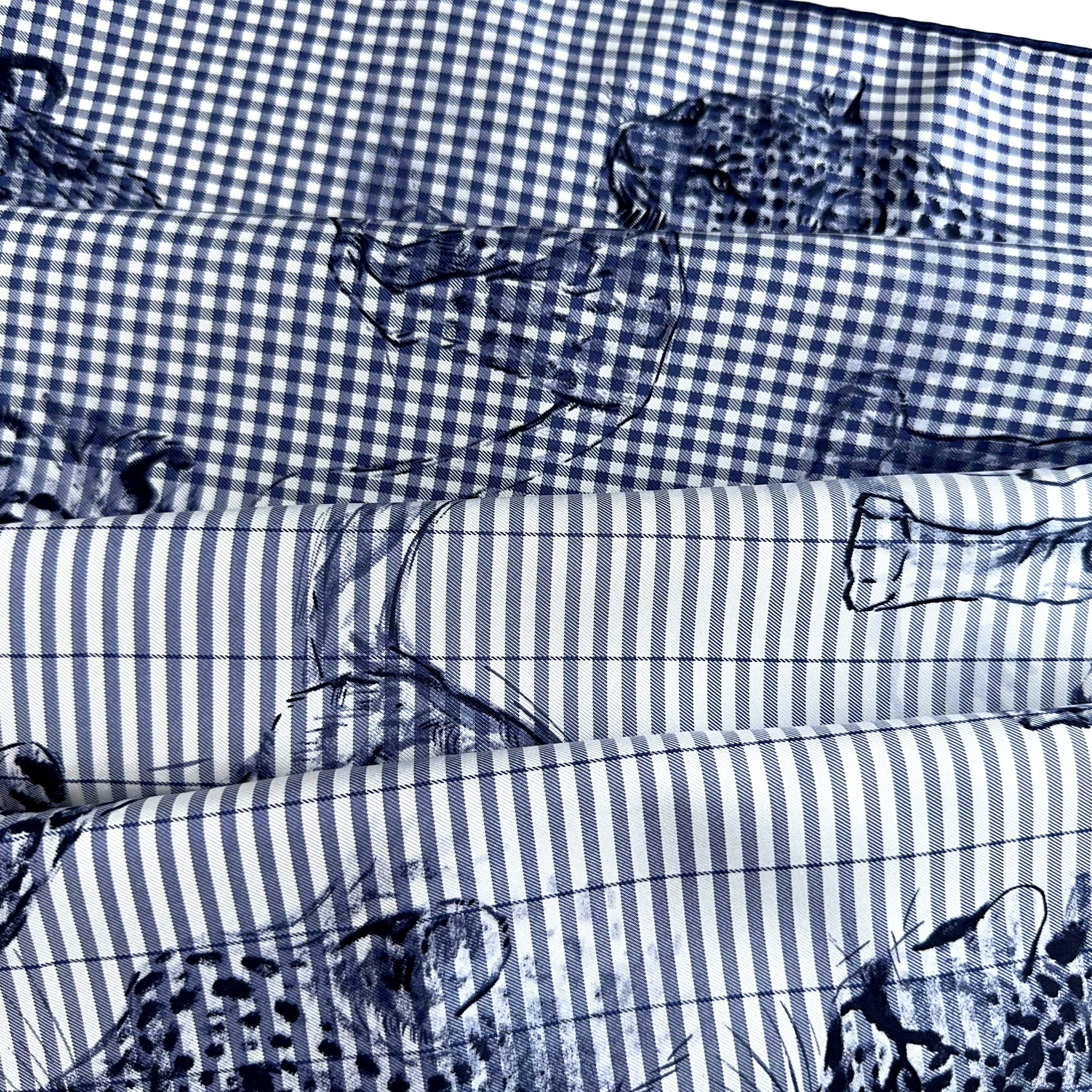Carré Hermès Dans l'atelier de Robert Dallet Finesse Eyeliner, 90 cm soie, drapé du foulard