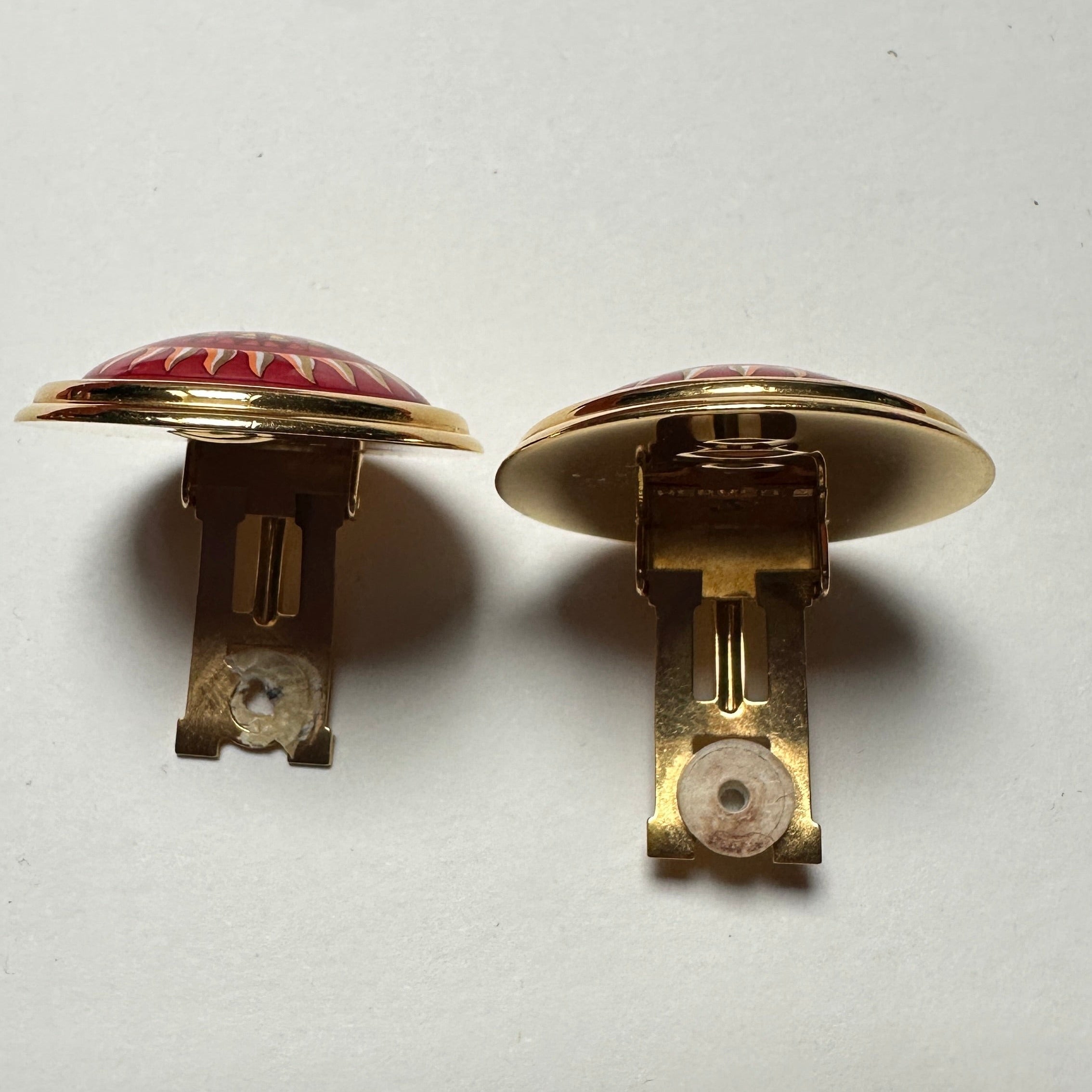 Dos des clips Hermès vintage montrant le mécanisme plaqué or. Notez l'absence d'un patin de confort en silicone sur la boucle de droite.