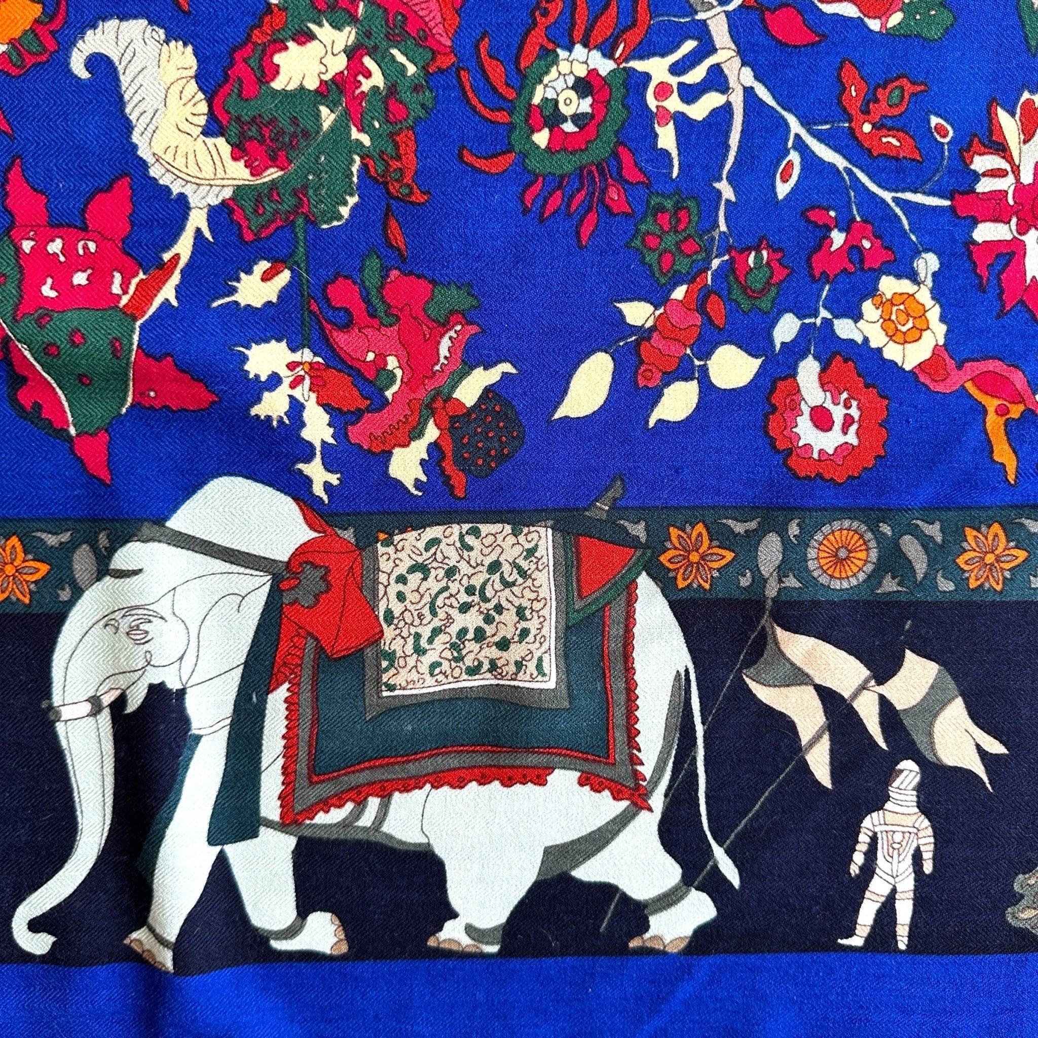 zoom sur dessin d'éléphant et de fleurs 