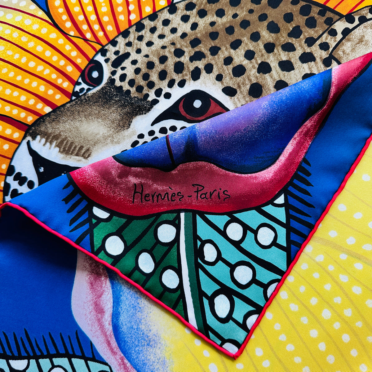 Carré Hermès Baobab Cat Ardmore Artists 90 cm soie, coin replié signé Hermès Paris, roulotté rouge
