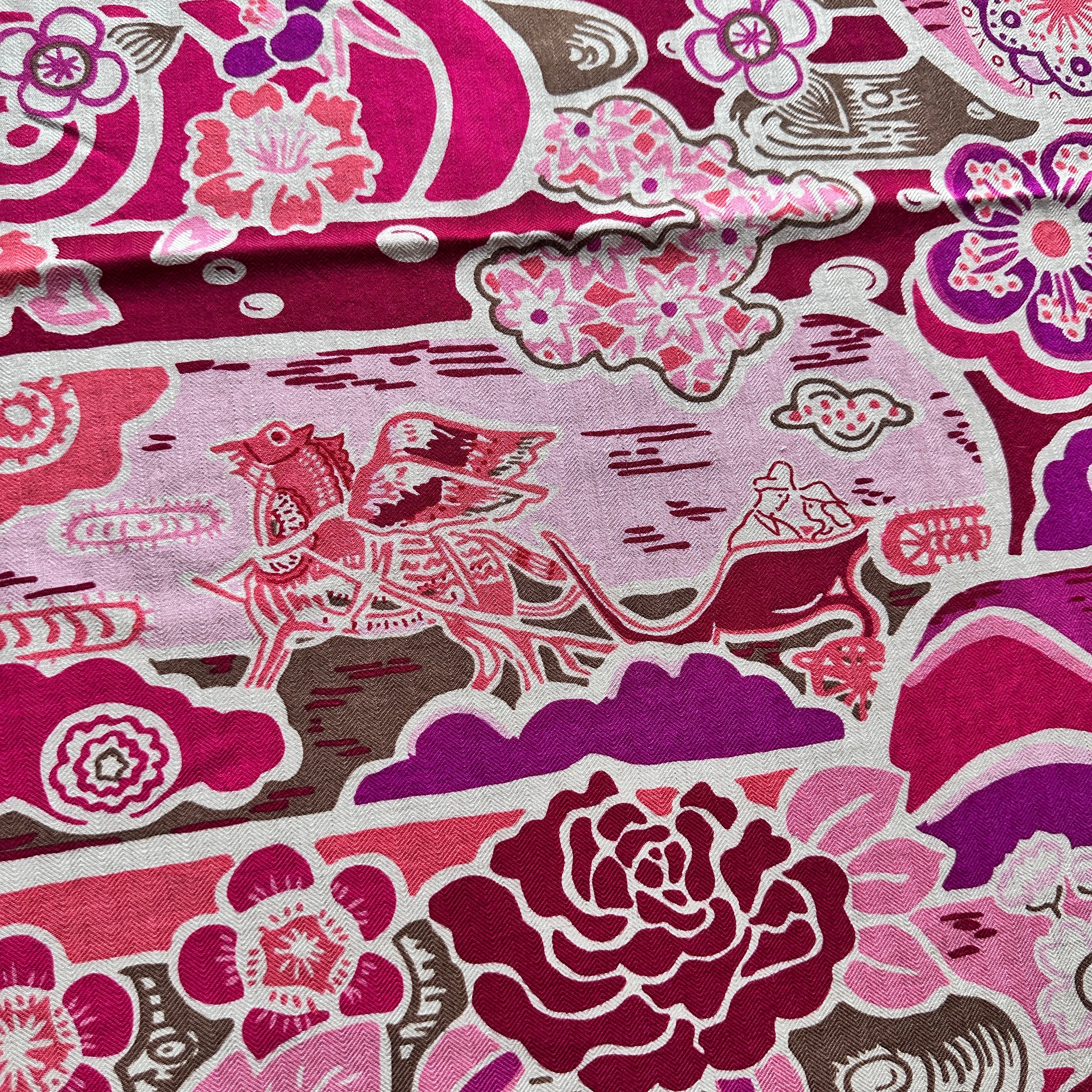 Illustration détaillée de personnages et cheval pégase Hermès sur soie rose