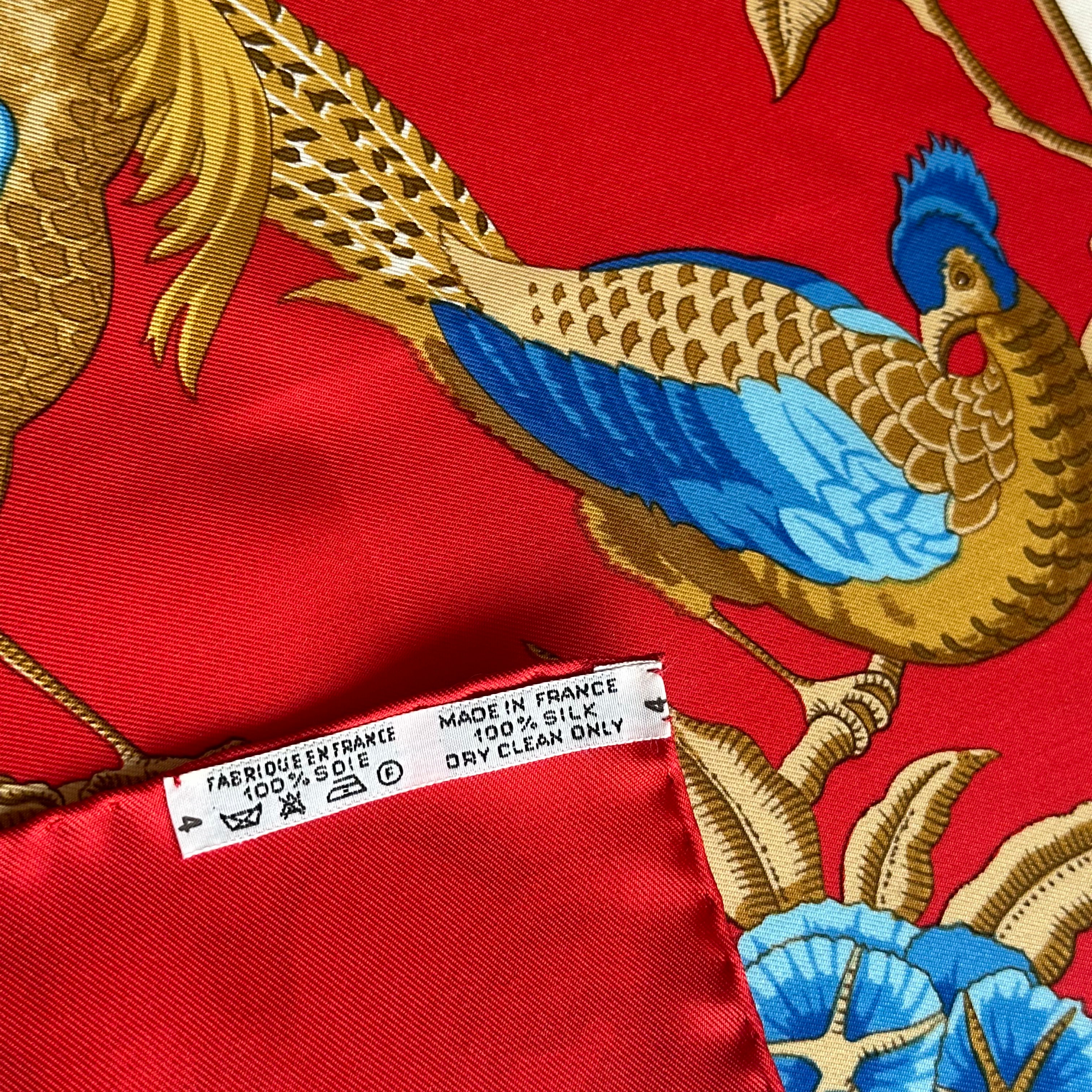Zoom sur l'étiquette de composition "Made in France 100% Silk" cousue sur l'envers du roulotté, confirmant une édition vintage (post-1980).