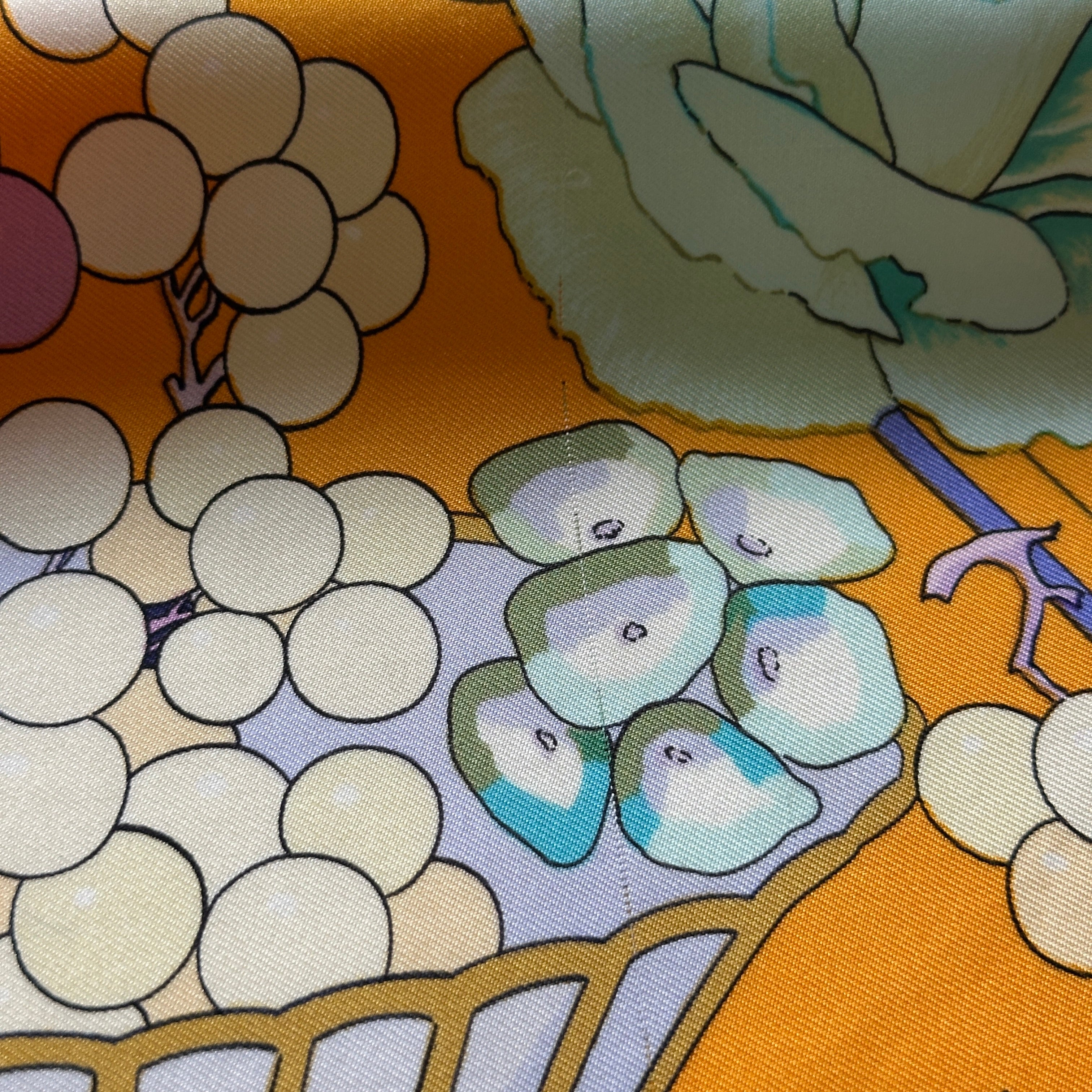 transparence état du foulard Hermès vintage : zoom sur un fil tiré