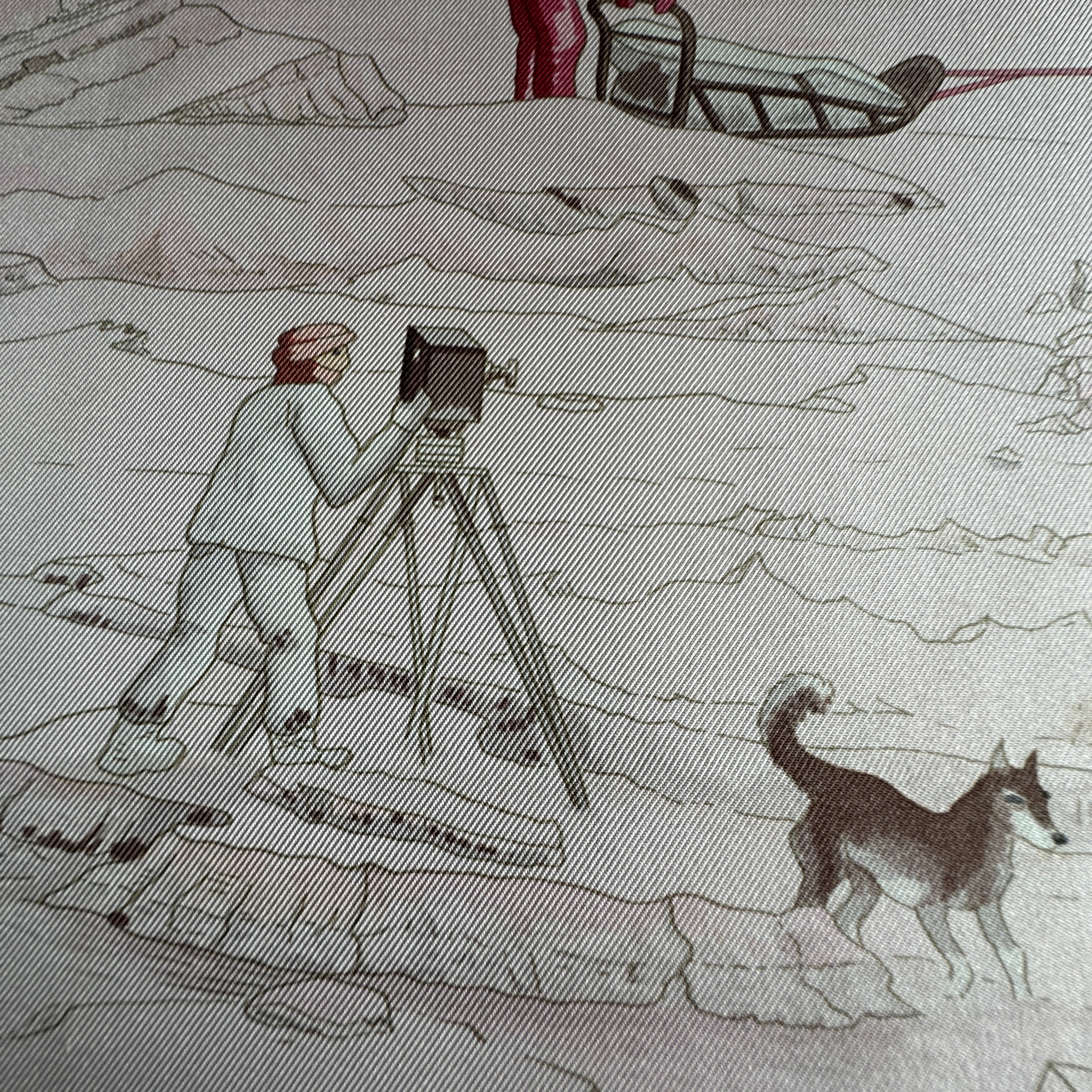 Gros plan sur le photographe de l'expédition réglant son trépied sur la glace.