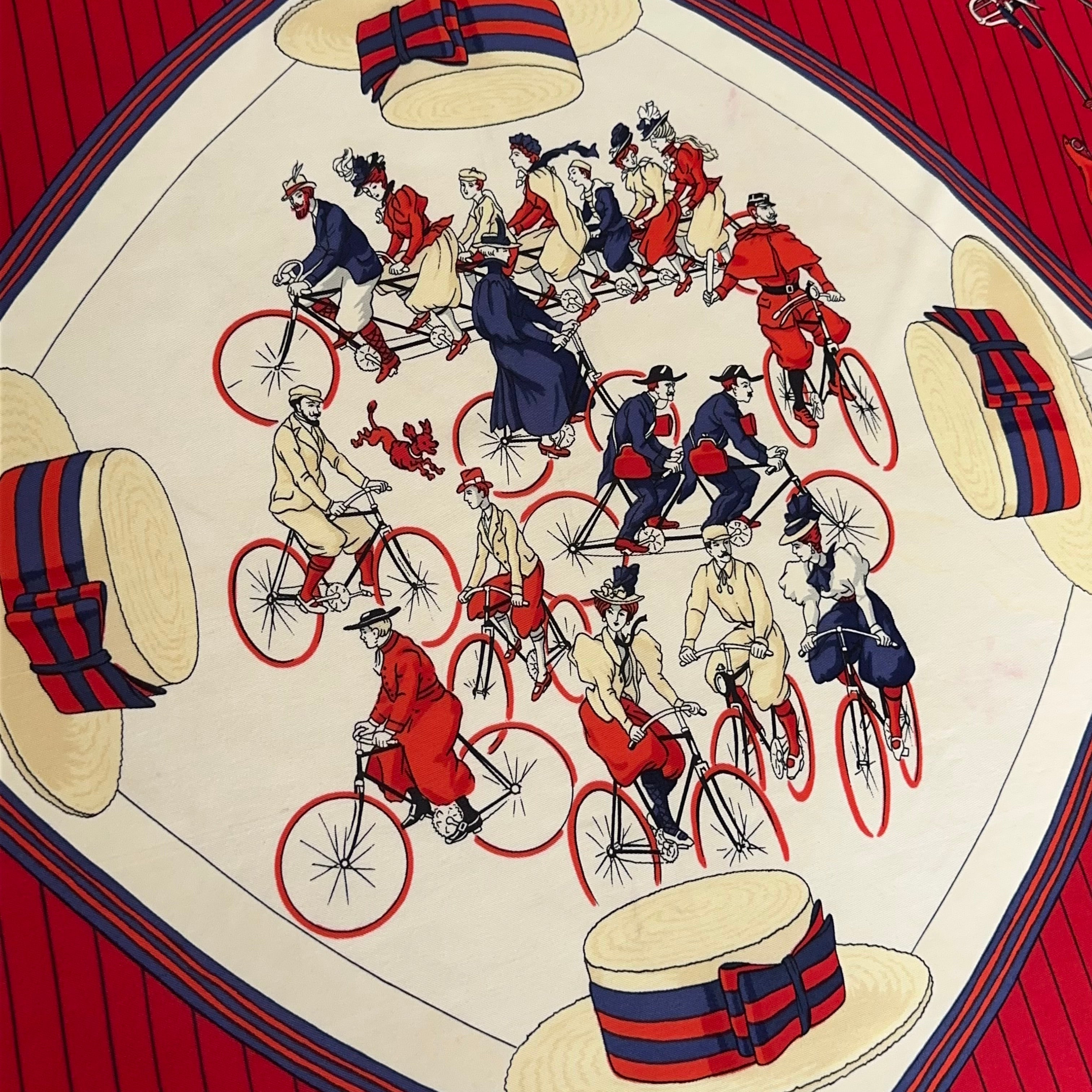 Vue centrale montrant la "ronde des cyclistes" et quelques légères traces d'oxydation vintage sur la soie blanche.