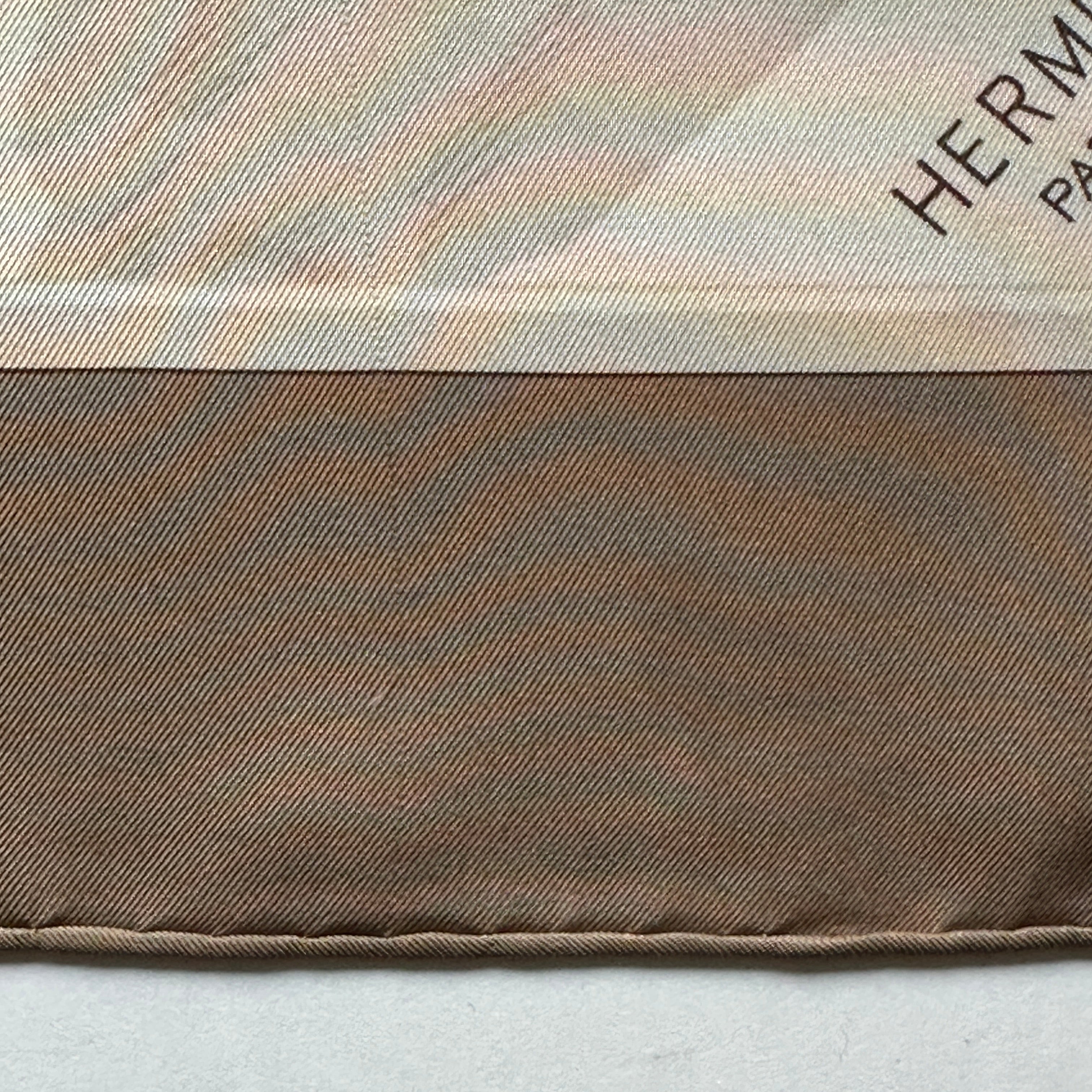 transparence sur l'état du foulard vintage : Détail du bord roulotté main couleur marron glacé avec un petit fil tiré 