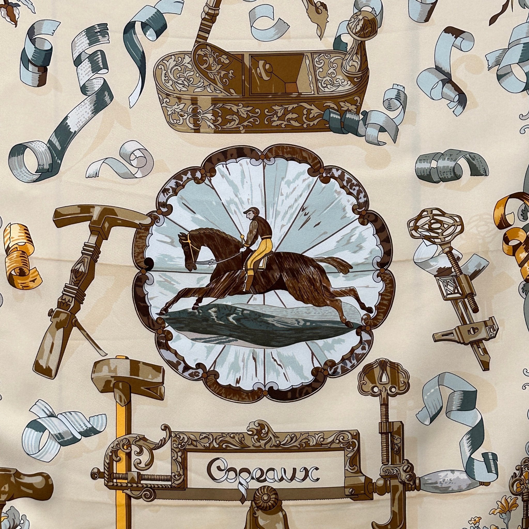 zoom sur le centre du foulard dessin de cheval