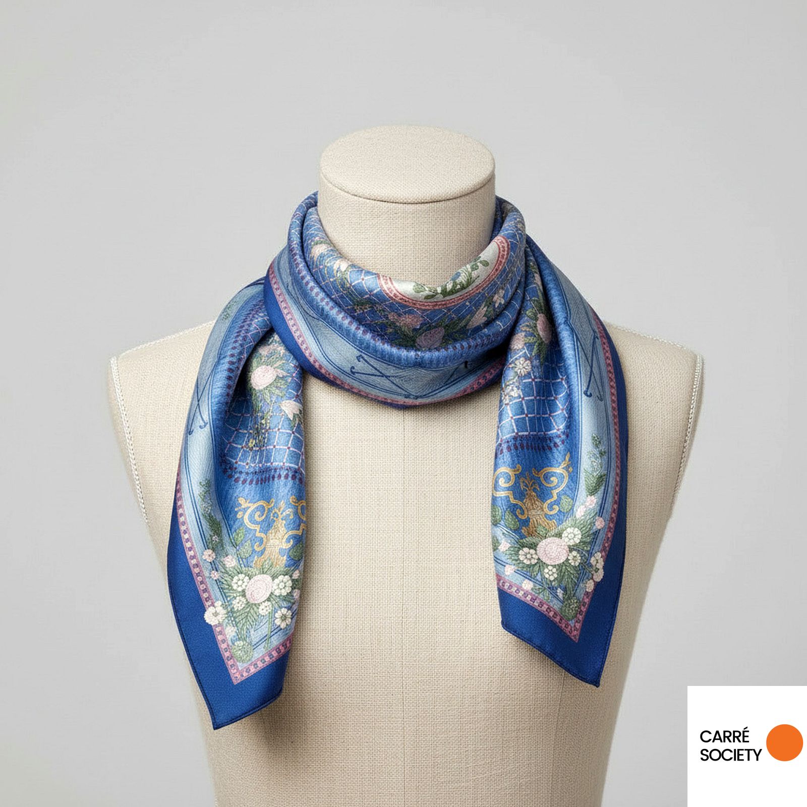 Foulard Hermès Jeux de Paille noué autour du cou sur mannequin, mettant en valeur ses nuances pastel et sa bordure bleu roi.