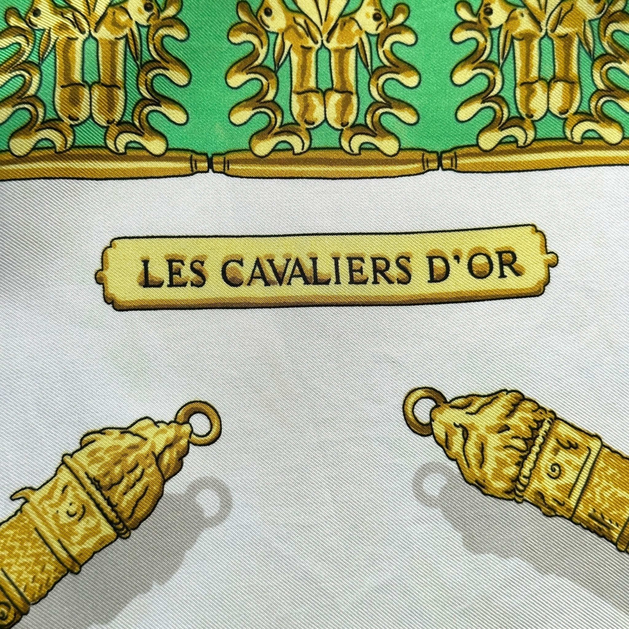 zoom sur le nom du modèle Carré Hermès Les Cavaliers d’Or 