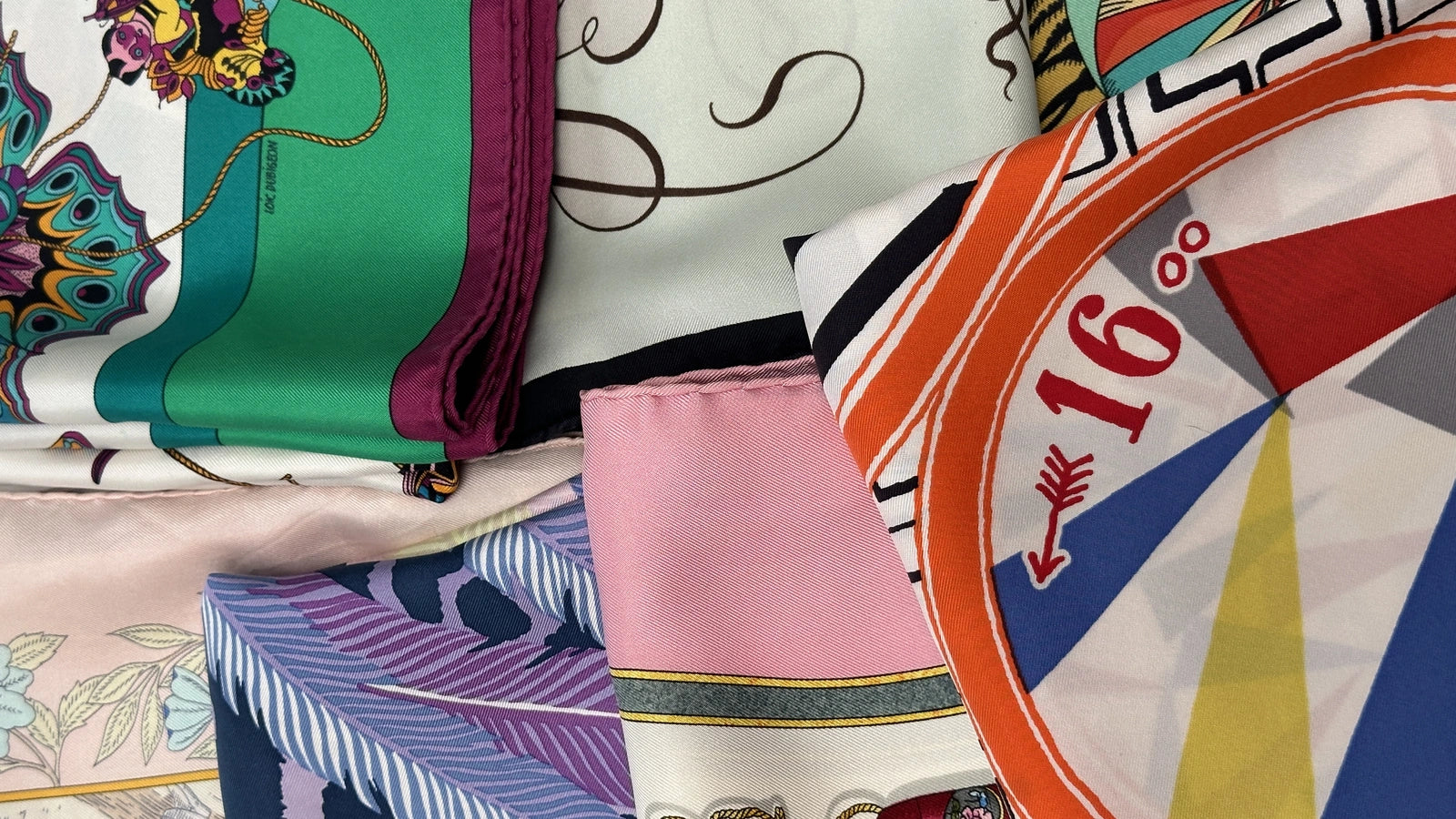 ensemble de foulards carrés Hermès multicolores vendus par Carré ociety